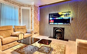 Full Home With Free Parking In Moss Bank Near Cheetham Hill, Crumpsall, Manchester